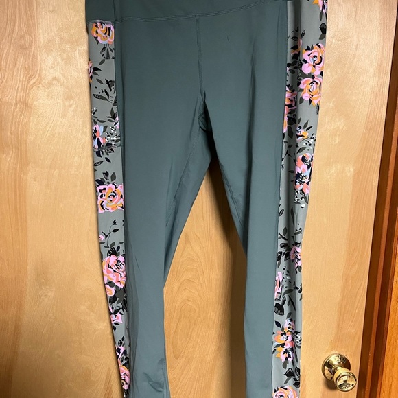 Vera Bradley Floral Fleece with Pink and Green - Picture 3 of 5